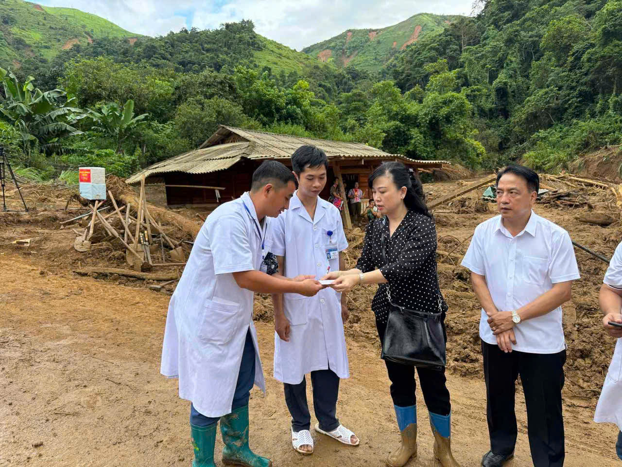 Bộ trưởng Bộ Y tế thăm hỏi, động viên người dân bị ảnh hưởng thiên tai, sạt lở tại Điện Biên